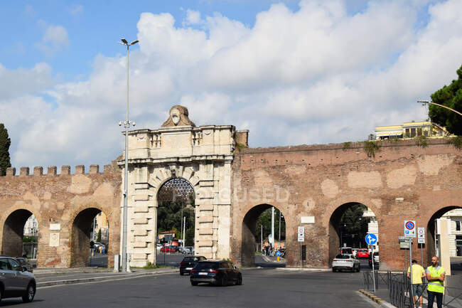 Porta San Giovanni en Roma, Italia - foto de stock