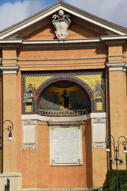 Сан-Лоренцо в Palatio ad Sancta Sanctorum на площади Порта-ди-Сан-Фаланни рядом с собором Святого Иоанна Крестителя в Риме, Италия — стоковое фото