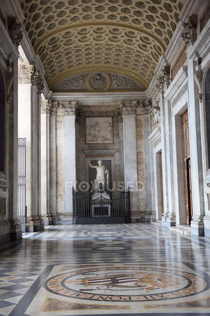 Interno della Basilica di San Giovanni in Laterano a Roma — Foto stock