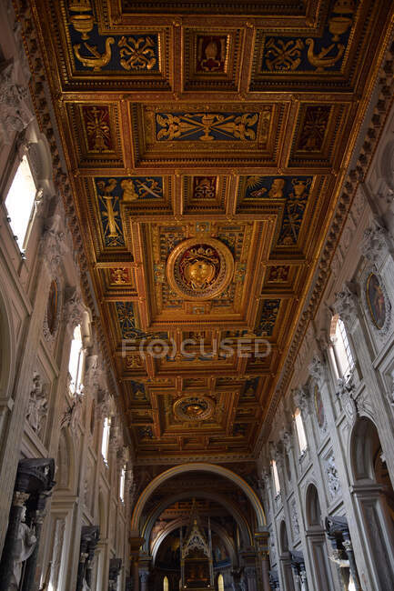 Interior de la Basílica de San Juan - Basílica de San Giovanni in Laterano en Roma, Italia - foto de stock