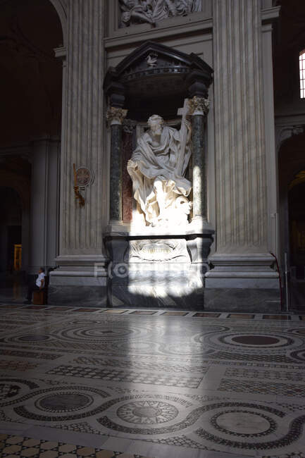 Intérieur de la basilique Saint-Jean - Basilique de San Giovanni in Laterano à Rome, Italie — Photo de stock