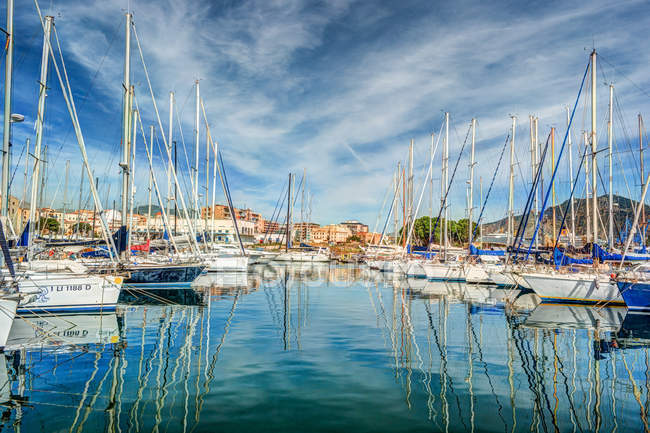 Boote und Yachten in der Bucht von La Cala, einem alten Hafen in Palermo, geparkt — Stockfoto