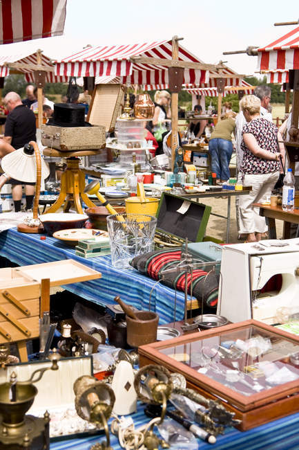 En el mercado de pulgas - foto de stock