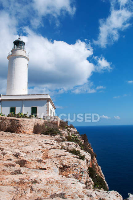 Formentera, Îles Baléares, Espagne : vue aérienne sur la mer Méditerranée avec le phare de La Mola, ouvert en 1861 au sommet d'une falaise spectaculaire — Photo de stock