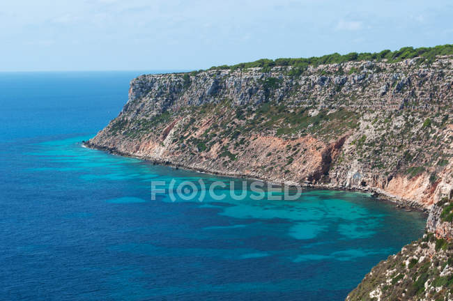 Formentera, Îles Baléares, Espagne : vue aérienne du paysage à couper le souffle avec la mer Méditerranée et le maquis vu de la falaise de La Mola à l'extrémité orientale de l'île — Photo de stock