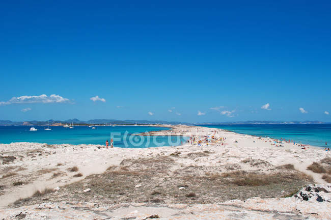 Ібіца, Балеарські острови, Іспанія: пляж Ses Іллетес ліворуч і пляжу Левант праворуч, два відомих пляжів на західних і східних стороні Trucador півострова, розділене перешийок піску — стокове фото