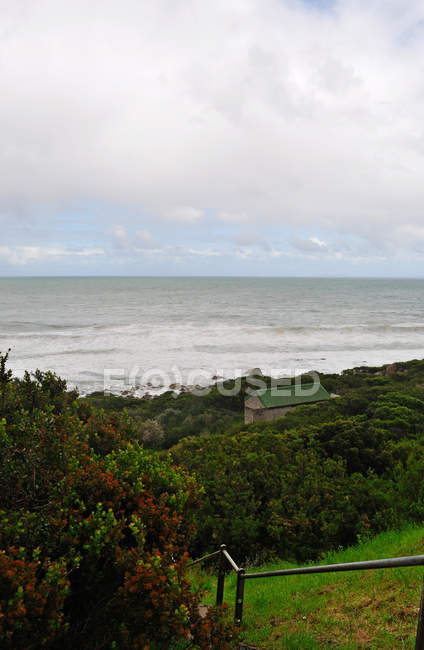 África do Sul: Oceano Atlântico e a paisagem de tirar o fôlego ao longo do N2, a Rota Jardim de 300 quilômetros de extensão, um trecho de vegetação verdejante da costa sudeste do Cabo Ocidental ao Cabo Oriental — Fotografia de Stock