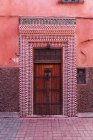Vieille porte en bois et porte carrelée sur la rue de la ville au Maroc, Afrique — Photo de stock