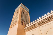Vista de baixo ângulo da famosa mesquita Kasbah em Marraquexe, Marrocos, África — Fotografia de Stock