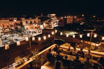 Marrakesch, marokko, afrika - 07. Dezember 2018: menschen, die sich nachts auf terrassen ausruhen und ein schönes stadtbild haben, marokko, afrika — Stockfoto