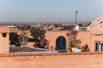 Belle vue sur la ville de Marrakech avec des maisons traditionnelles et des toits par temps ensoleillé, Maroc, Afrique — Photo de stock