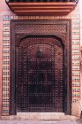 Bela porta de madeira velha com elementos metálicos decorativos e azulejos coloridos em Marrocos, África — Fotografia de Stock