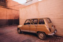 Marrakesh, Morocco, Africa - 08 December, 2018: retro car parked on empty street in Marrakesh, Morocco, Africa — Stock Photo