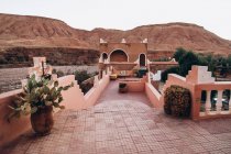 Bella vista di vecchio edificio marrone con colline sullo sfondo in Marocco, Africa — Foto stock