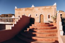 Bela vista do edifício marrom velho e escadas em Marrocos, África — Fotografia de Stock
