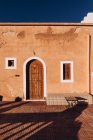 Belle vue sur la porte et les fenêtres en bois dans un vieux bâtiment brun au Maroc, Afrique — Photo de stock