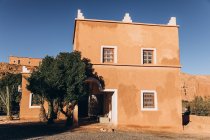 Фасад красивого старого коричневого здания в Марокко, Африка — стоковое фото