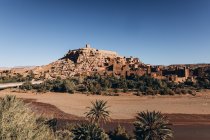 Belle vue sur le vieux château et les maisons sur la colline au Maroc, Afrique — Photo de stock