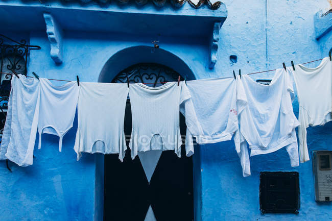 Білий одяг, що висить на мотузку в старих історичних середньовічне місто chefchaouen в Марокко — Stock Photo