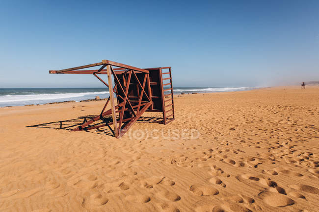 Fallen lifeguard tower and view of atlantic ocean in oualidia coastal village, morocco — Stock Photo