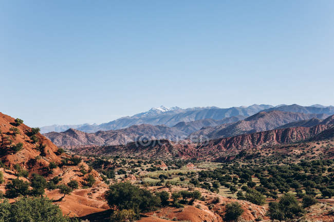 Bela paisagem com vegetação verde e montanhas no dia ensolarado em Marrocos, África — Fotografia de Stock