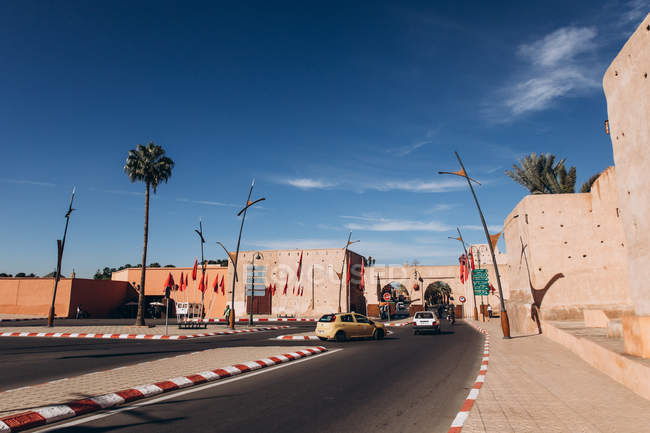 Marraquexe, Marrocos, África - 07 de dezembro de 2018: pessoas e tráfego na rua no dia ensolarado, Marrocos, África — Fotografia de Stock