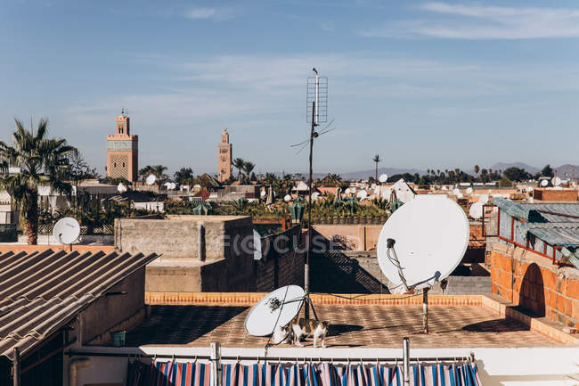 Міський пейзаж з традиційних будинків, дахи і мечеть з мінаретом в Марракеш, Марокко, Африка — стокове фото