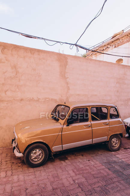 Retro car estacionado na rua vazia em Marraquexe, Marrocos, África — Fotografia de Stock