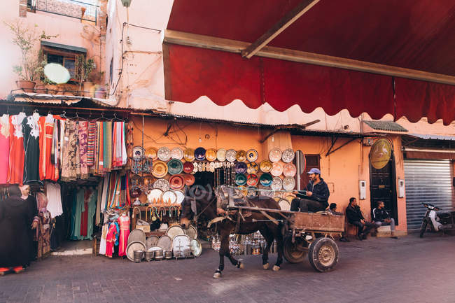 Marrakech, Marocco, Africa - 07 dicembre 2018: carrozza, persone e mercato locale per strada in Marocco, Africa — Foto stock