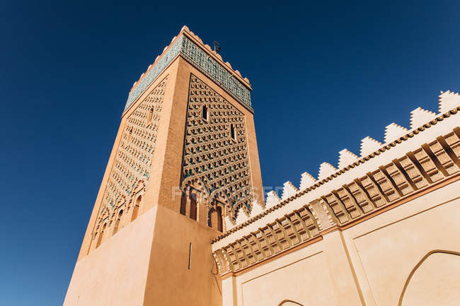 Vista de baixo ângulo da famosa mesquita Kasbah em Marraquexe, Marrocos, África — Fotografia de Stock