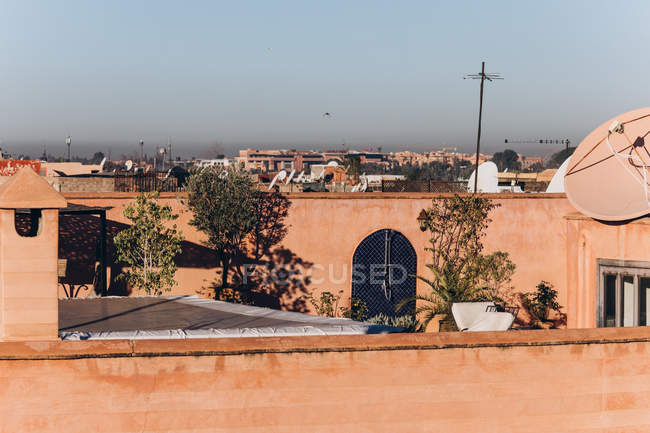 Красивый вид на город Марракеш с традиционными домами и веревками в солнечный день, Морчо, Африка — стоковое фото