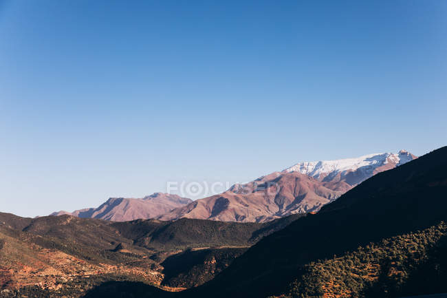 Вид с воздуха на красивые горы и голубое небо в Марокко, Африка — стоковое фото