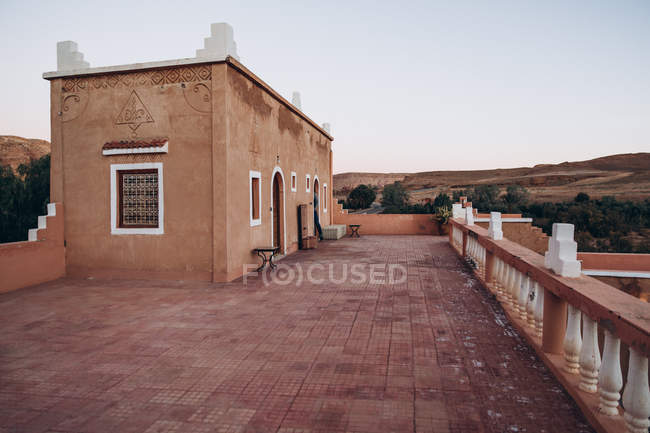 Bella vista del vecchio edificio marrone e terrazza in Marocco, Africa — Foto stock