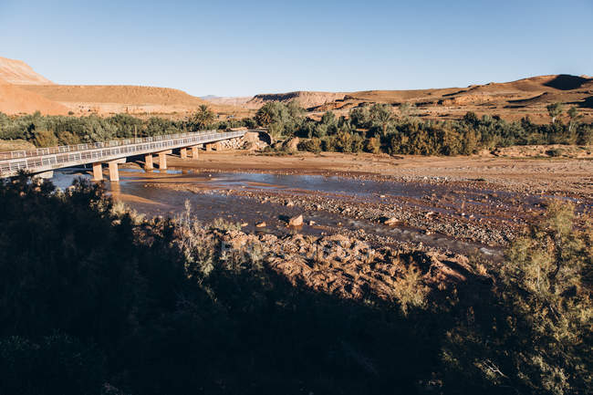 Puente sobre el río en Marruecos, África - foto de stock