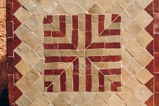 Vista superior del mosaico en el edificio en Marruecos, África - foto de stock