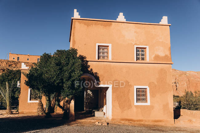 Fachada de belo edifício marrom velho em Marrocos, África — Fotografia de Stock