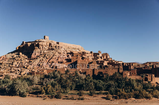 Гарний вигляд, старий замок і будинків на пагорбі проти синього неба в Марокко, Африка — стокове фото