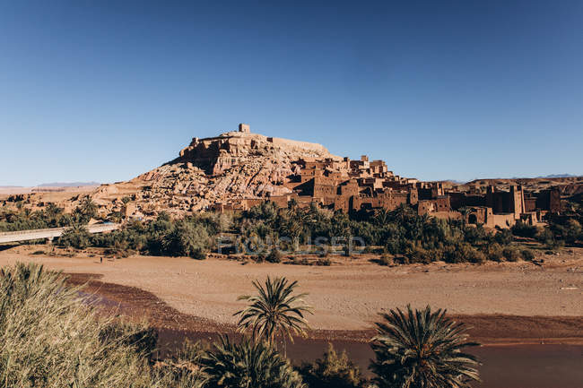 Hermosa vista del antiguo castillo y casas en la colina en Marruecos, África - foto de stock