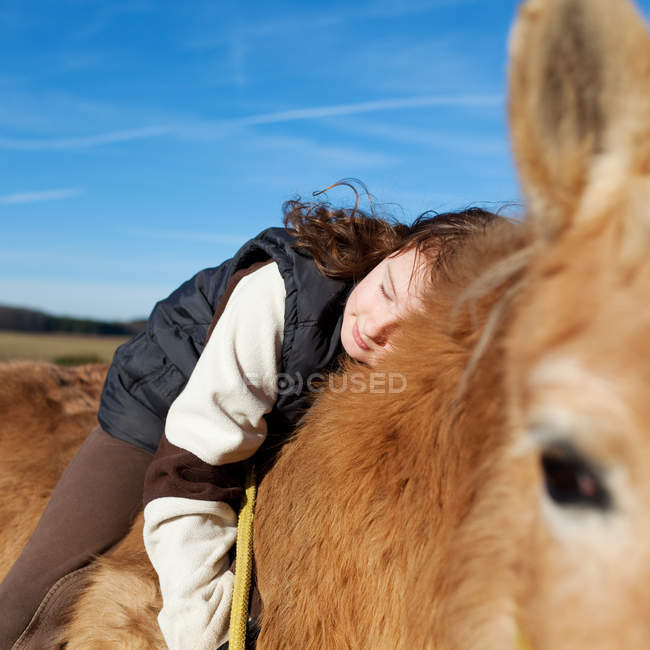 Chica demostrando afecto enemigo su caballo - foto de stock