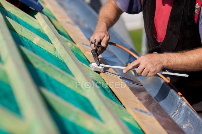 Roofer saldatura della grondaia — Foto stock