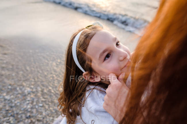 Tochter umarmt Mutter, Fokus auf Vordergrund — Stockfoto