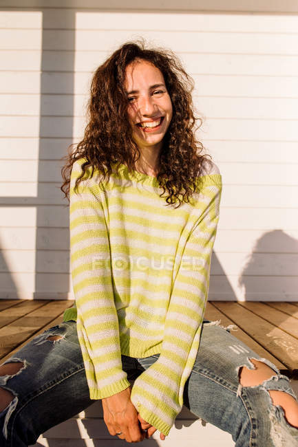 Junge Frau lacht gegen das Bauen, Fokus auf Vordergrund — Stockfoto