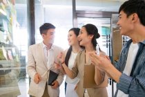 Junge professionelle asiatische Geschäftsleute sprechen im Büro — Stockfoto