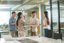 Junge professionelle asiatische Geschäftsleute, die mit klebrigen Zetteln im Büro arbeiten — Stockfoto