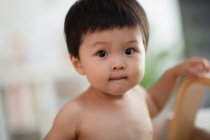 Primer plano retrato de adorable asiático bebé niño mirando cámara - foto de stock