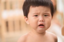 Ritratto di sconvolto asiatico bambino con bocca aperta guardando fotocamera — Foto stock