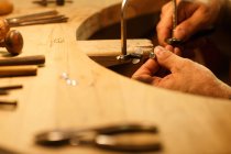 Nahaufnahme eines Mannes, der in der Werkstatt mit Werkzeug und Ring arbeitet, ausgeschnitten — Stockfoto