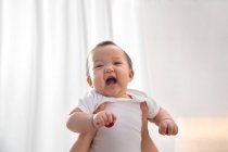 Schnittwunden an Mutter, die Baby schreiend zu Hause trägt — Stockfoto