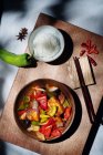 Vue de dessus de délicieux ragoût de style Sichuan porc et riz sur la table — Photo de stock
