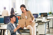 Junge professionelle asiatische Geschäftsleute arbeiten im Büro mit Klemmbrettern und Papieren — Stockfoto